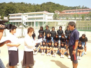 女性会活動　青少年育成資金贈呈風景